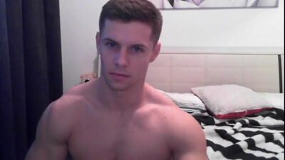 Knappe tiener rukt zijn pik af voor de camera