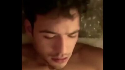 Cogido a pelo por un amigo vergón