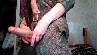 militar russo com pau bonito e pentelhudo batendo uma (sem gozada)