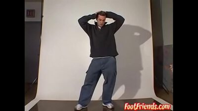 Muscle jock Luciano stripteasing before foot fetish torment