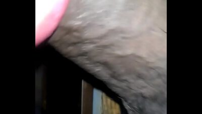 Saciando um pau grosso no gloryhole