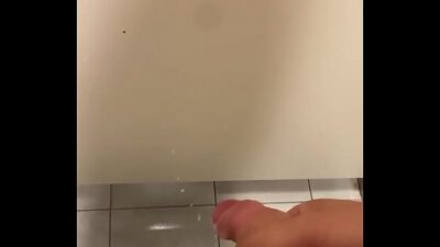 Cruising tirando leche en baños públicos del mall – Chile