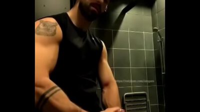 Mostrando o pau no banheiro