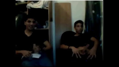 Primos batem punheta na cam e comparam o pau