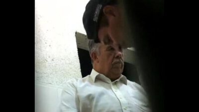 Chupandole la verga a viejo ruco en baño público