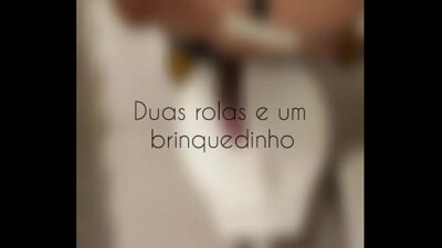 Duas rolas e um brinquedinho