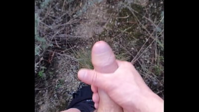 Estava a passear no mato e ficou com vontade de tocar uma punheta