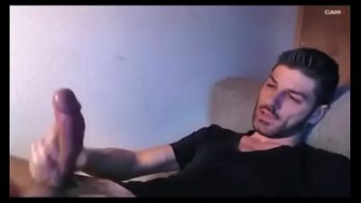 Gostoso dotado se divertindo na webcam