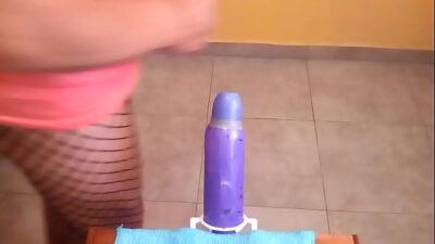 Haciendo gozar rico a mi culo bombón