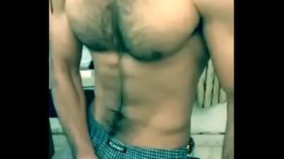 Hombre arabe masturbandose