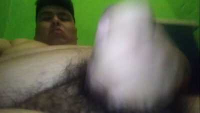 Me meto en baño para masturbarme y sacarme todos los mecos