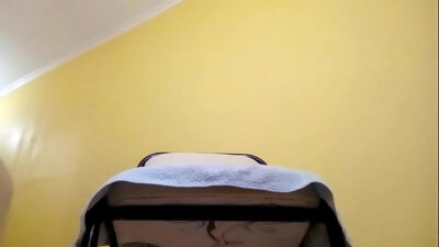 Me meto un rico juguete negro en el culo y siento como se desliza en mi interior