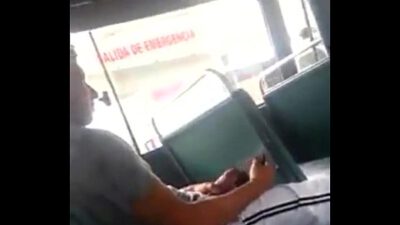 Mostrando a rola no ônibus