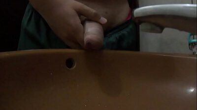 Novinho Batendo punheta e gozando na pia do banheiro