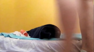 Que rico como mi culo devora ese trozo en la cama