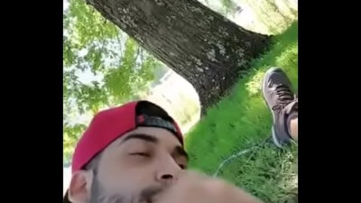 Rica mamada gay al aire libre