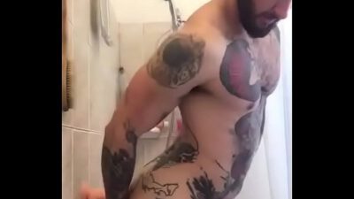 Tatuado gostoso e safado fodendo o próprio cu com o seu brinquedinho