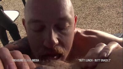 Daddy munches on some ass
