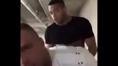 Dotado fudendo e gozando no cuzinho do passivo