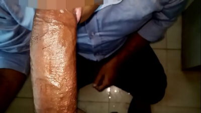 Eating another bbc cum at public toilet