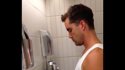 Espiando a hetero en baño publico