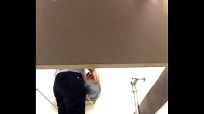 Espiando a hetero orinando en baño publico