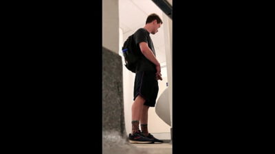 Espiando Mijada no Banheiro