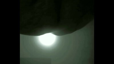 Gordo juega con su nuevo juguete en el culo