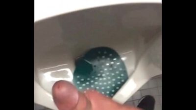 Latino se masturba en baño publico