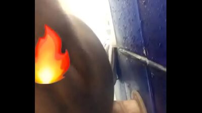 Tronando los condones de mi amigo