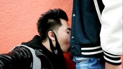 Universitario haciendo cruising conmigo en la estación del metro