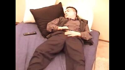 Young Amateur Johnny Jerks Off