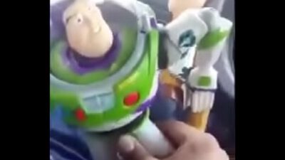 Astronauta b. es a. sexualmente por hombre del campo