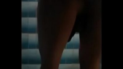 Dandome azotes en las nalgas y el pito