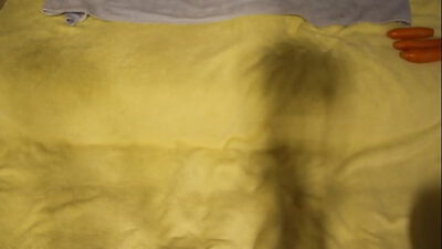 Putona não tem pau grosso para lhe rasgar o cu e enfia duas cenouras no cu frouxo até peidar de tão aberto